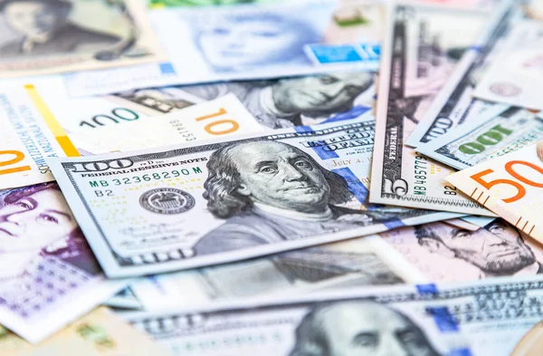 Banknote Çeşitli Paranın Arka Planında 100 Amerikan Doları Konsepti — Stok fotoğraf
