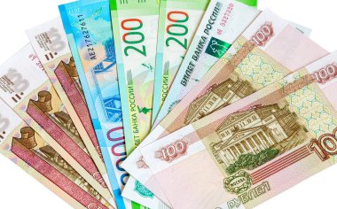 Beyaz arka planda Rus parasının banknotları. Rus kağıt para birimi