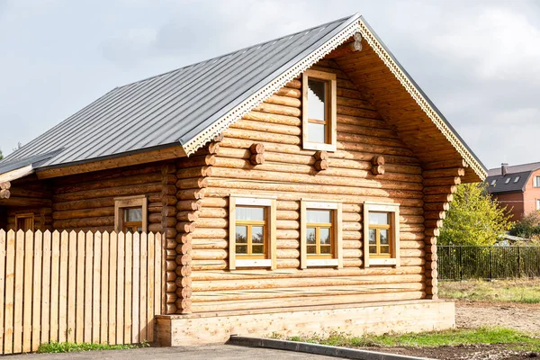 2021年9月25日 俄罗斯萨马拉 民族文化建筑群 人民友谊公园 俄罗斯传统的木制木料屋 俄罗斯有木制栅栏的房子 图库照片