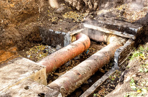 供热管的更换和供热系统的现代化 挖掘壕沟深度的大型铁管建筑工程 — 图库照片