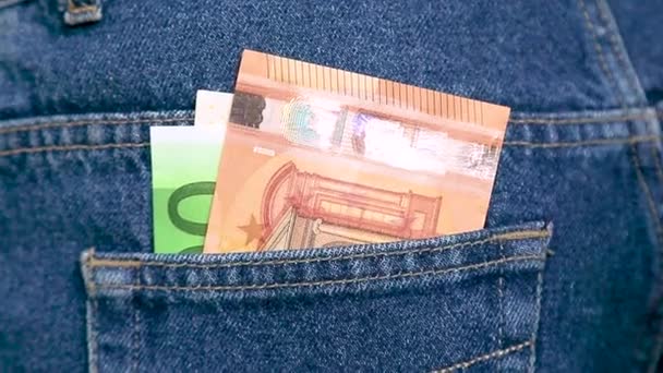 Eurobankbiljetten Die Uit Een Broekzak Van Een Spijkerbroek Worden Gehaald — Stockvideo