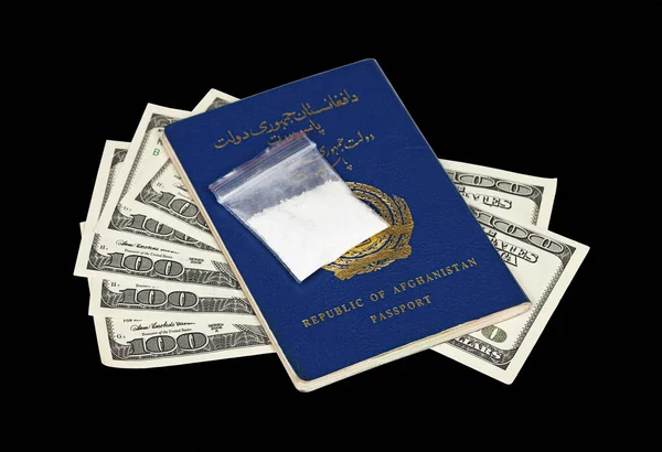 Pakiet Narkotykami Nad Afgańskim Paszportem Amerykańskimi Dolarami Czarnym Tle — Zdjęcie stockowe