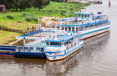 Novgorod Veliky, Rusya - 30 Ağustos 2021: Nehir yolcuları Volkhov nehrine demirlemiş durumdalar