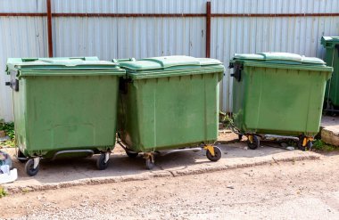 Güneşli bir günde açık havada plastik çöp konteynırları