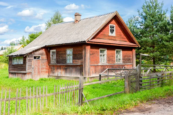 Oude Verlaten Landelijke Houten Huis Russisch Dorp Zomer Zonnige Dag — Stockfoto