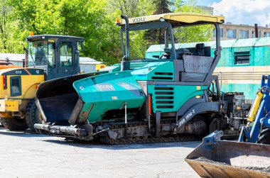 Samara, Rusya - 13 Mayıs 2017: Vogele asfalt kaldırım makinesi yol onarım alanında. Yol yapım makineleri