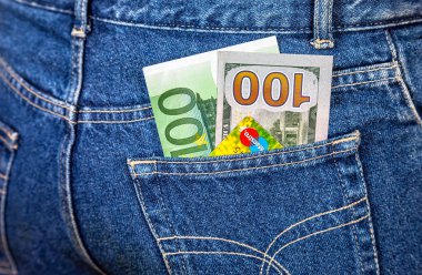 Moskova, Rusya - 24 Kasım 2017: Amerikan dolarının banknotları, kot pantolonun cebinde kredi kartı olan Avrupa para birimi. Seyahat ve alışveriş için para. Dünya çapında para birimi