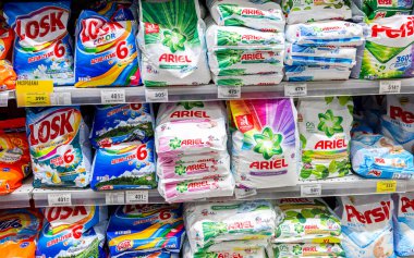 Samara, Rusya - 30 Mart 2019: Zincir hipermarketinde satışa hazır farklı çamaşır tozu