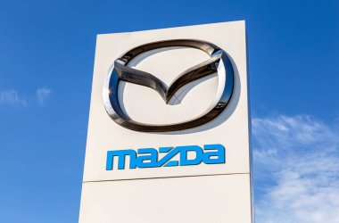 Moskova, Rusya - 20 Nisan 2019: Resmi bayilik Mazda 'yı mavi gökyüzüne karşı imzaladı. Mazda Motor Corporation bir Japon otomobil üreticisi. 