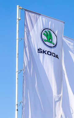Moskova, Rusya - 20 Nisan 2019: Mavi gökyüzü arka planında Skoda bayrağı. Skoda Auto, Çek otomobil üreticisi. 