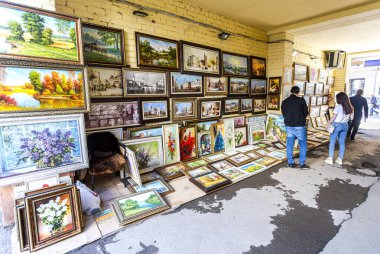 Samara, Rusya - 4 Mayıs 2019: Güneşli bir günde Leningradskaya Caddesi 'nde satılık tablolar