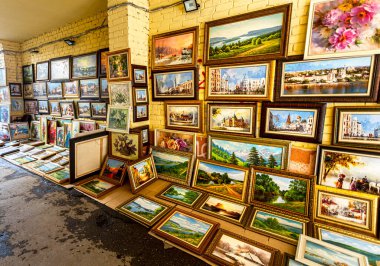 Samara, Rusya - 4 Mayıs 2019: Güneşli bir günde Leningradskaya Caddesi 'nde satılık tablolar