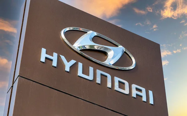 Samara Russia May 2018 Hyundai Dealership Sign Blue Sky Hyundai — Stock Photo, Image