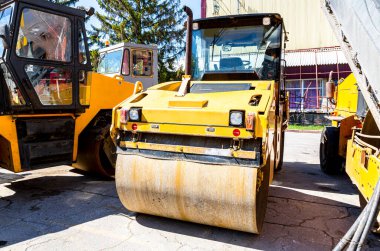 Yol silindirleri yeni yol yapımında çalışıyor. Yol yapım makineleri