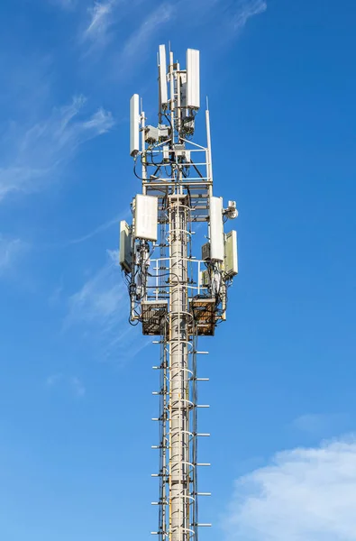 Wieża Łączności Radiowej Przeciwko Błękitnemu Niebu — Zdjęcie stockowe