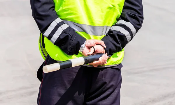 Bastone Della Polizia Stradale Con Pulsante Retroilluminazione Cinturino Nelle Mani — Foto Stock