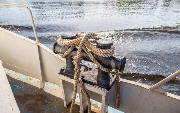 Pilona Amarre Con Una Cuerda Fija Barco Contra Fondo Agua —  Fotos de Stock