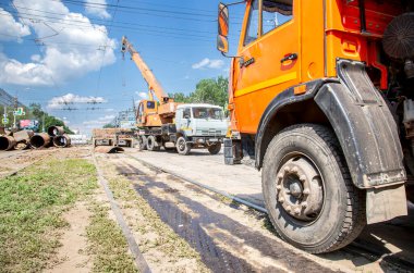 Samara, Rusya - 31 Mayıs 2019: Büyük turuncu kamyon kentteki ısıtma borularının tamiri için kullanılıyor