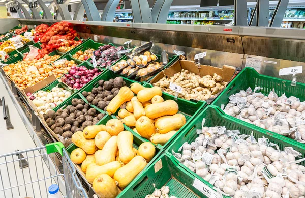 サマラ ロシア 2019年3月30日 スーパーで販売準備ができている新鮮な生野菜 — ストック写真
