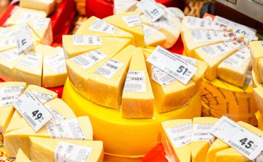 Samara, Rusya - 30 Mart 2019: Lezzetli taze peynir süpermarketteki vitrinde satışa hazır
