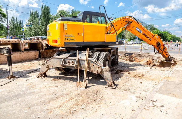 Samara Russie Mai 2019 Travaux Construction Gros Tuyaux Fer Dans Photos De Stock Libres De Droits