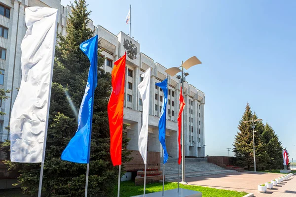 2019年5月10日 俄罗斯萨马拉 萨马拉地区政府行政大楼旁边的彩旗 图库照片
