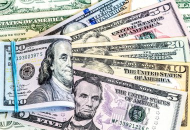 Kauçuk bantla sarılmış Amerikan dolarları banknotlar, yakın plan. İş konsepti. Dünya çapında para birimi