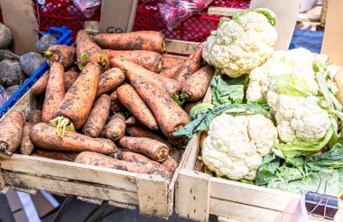 Yeni mahsulün taze havuç ve karnabaharı yerel tarım pazarındaki tahta kutularda.