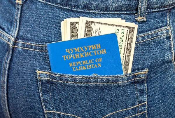后面牛仔裤口袋里有塔吉克斯坦护照和美元钞票 — 图库照片
