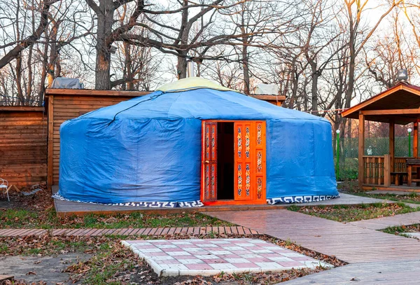 Традиційний Казахський Юрт Великими Прикрашеними Оранжевими Дверима Відкритому Повітрі — стокове фото