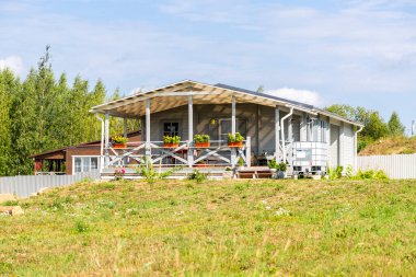 Borovichi, Rusya - 30 Temmuz 2021: Yazın güneşli bir günde Finlandiya 'nın kırsal kesimindeki ahşap ev