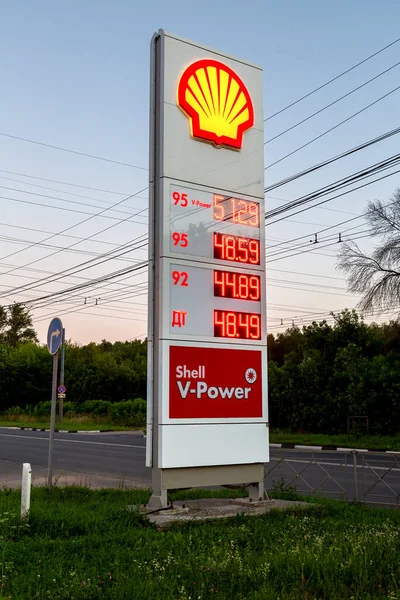2021年7月6日 俄罗斯梁赞 路标上标明了壳牌加油站的燃料价格 壳牌石油站的价格 — 图库照片