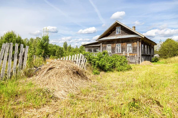 Oude Verlaten Landelijke Houten Huis Russisch Dorp Zomer Zonnige Dag — Stockfoto