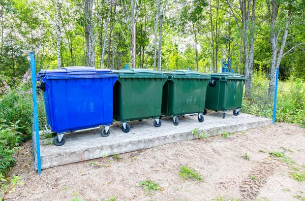 Plastikowe Pojemniki Śmieci Wiosce Letni Słoneczny Dzień — Zdjęcie stockowe