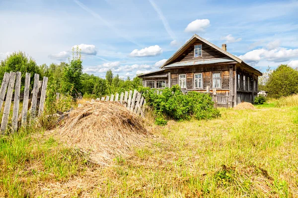 夏天阳光明媚的日子里 俄罗斯乡村废弃的旧木屋 郊区的风景 俄罗斯诺夫哥罗德地区 免版税图库图片
