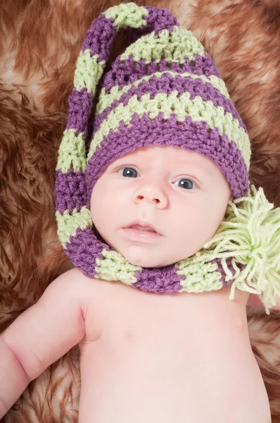 Bebé recién nacido con gorra a rayas —  Fotos de Stock