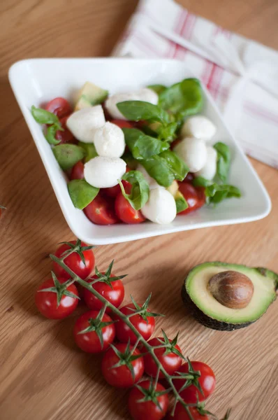 Tomato, avocado and basil salad — Stock Photo, Image