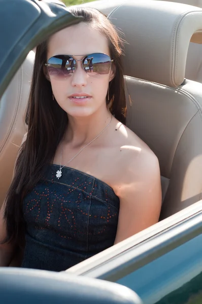 Brunette vrouw in auto — Stockfoto