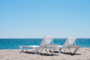 iki şezlong şezlong