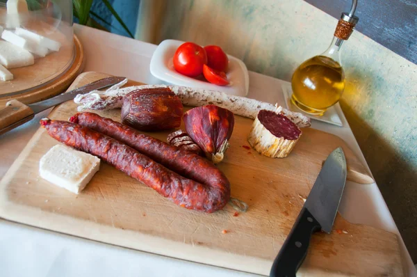 Saucisses sur une planche à découper — Photo