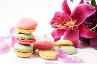 gül yaprakları ve macaron kurabiye