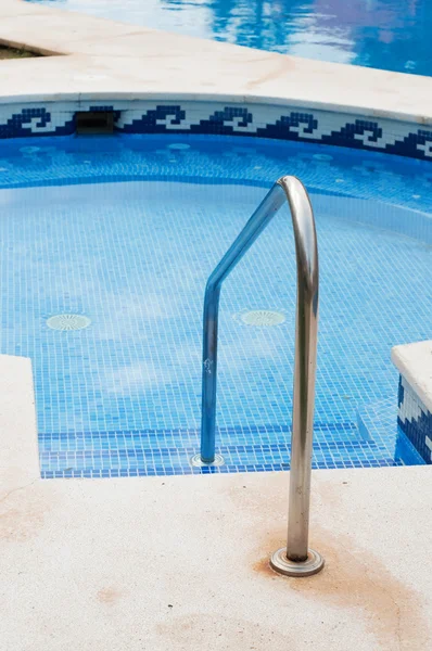 Piscina com escadas — Fotografia de Stock