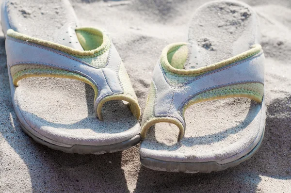 Flip-flops and sand — Stock Photo, Image