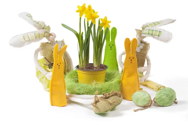 Yellow narcissus in the pot and five bunnies — Stock Photo, Image