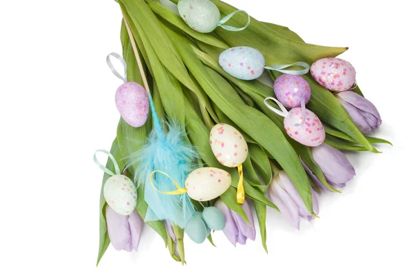 Пасхальные яйца и букет тюльпанов — стоковое фото