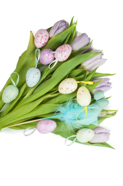 Bouquet de tulipes et oeufs de Pâques — Photo