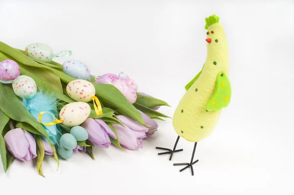 Easter chicken with tulips and eggs — Stock Photo, Image