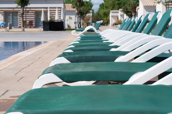 Piscina e chaise longues — Fotografia de Stock