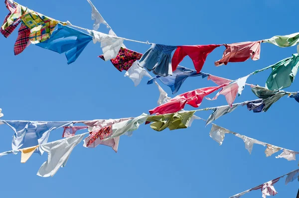 Un gruppo di camicie colorate su una clothesline — Foto Stock