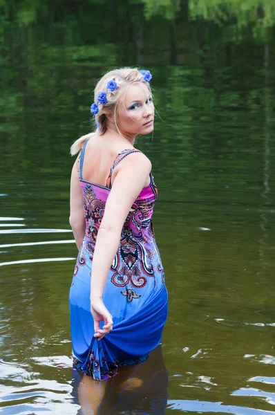 美丽的女人的镜头去整个池塘 — 图库照片